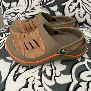 EUC Child Crocs 10/11